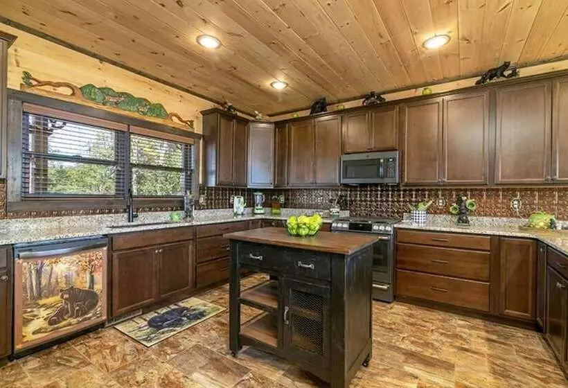 Bear Hugs   5 Bedrooms, 5.5 Baths, Sleeps 20 5 Cabin By Redawning