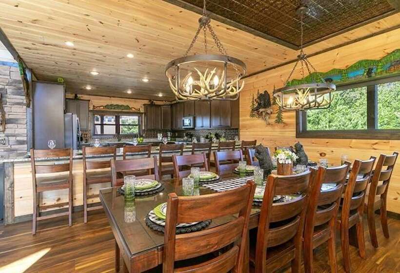 Bear Hugs 5 Bedrooms, 5.5 Baths, Sleeps 20 5 Cabin By Redawning