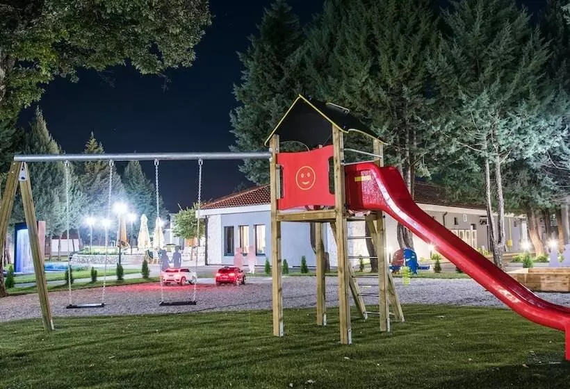 تختخواب و صبحانه Forest Village Resort