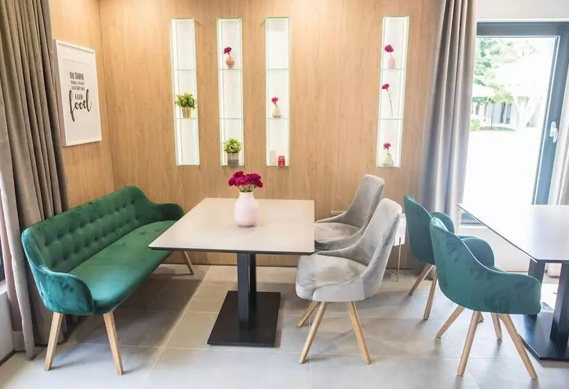 تختخواب و صبحانه Forest Village Resort