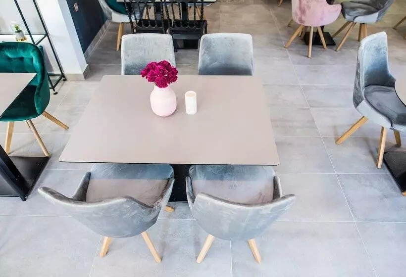 تختخواب و صبحانه Forest Village Resort