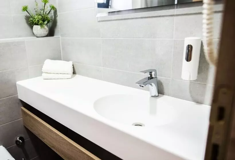 تختخواب و صبحانه Forest Village Resort