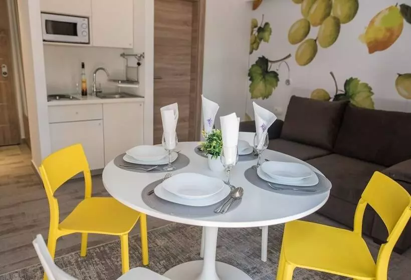 تختخواب و صبحانه Forest Village Resort