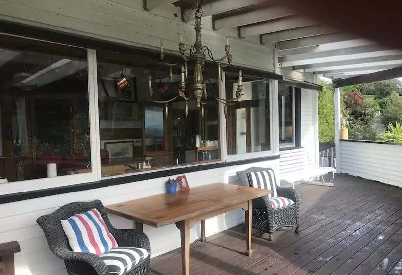 Bluff Hill Lighthouse B&b