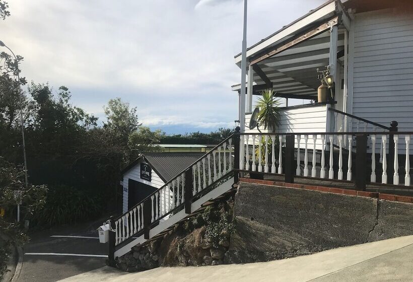 Bluff Hill Lighthouse B&b