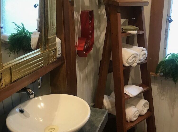 Bluff Hill Lighthouse B&b