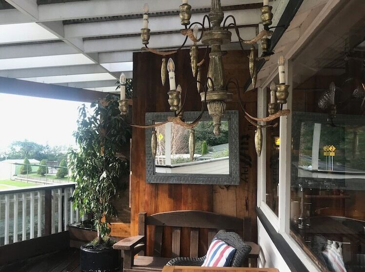 Bluff Hill Lighthouse B&b