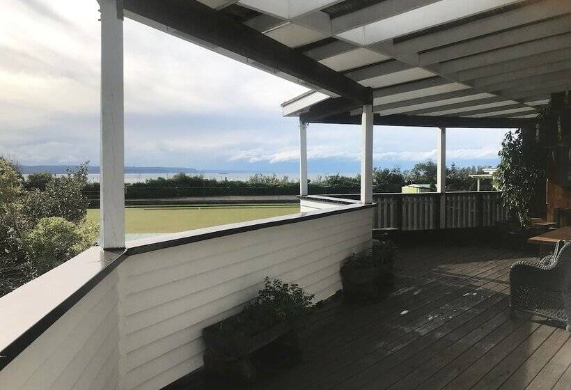 Bluff Hill Lighthouse B&b