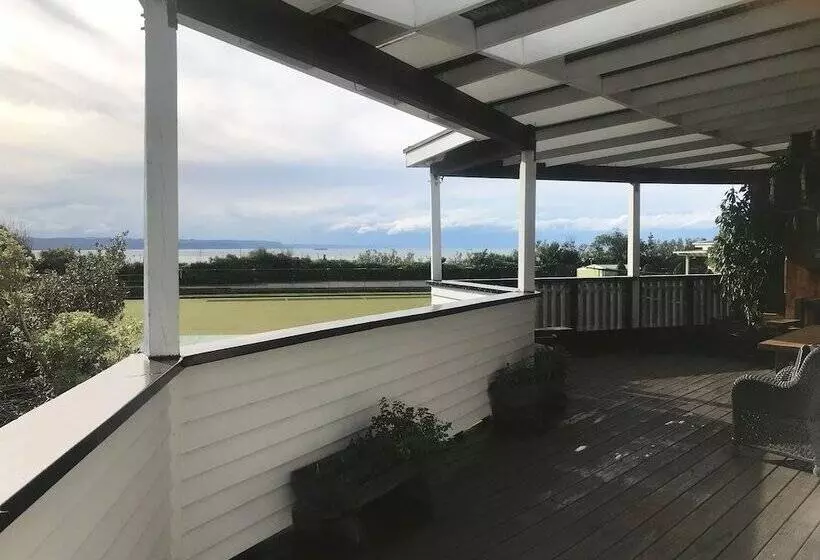 Bluff Hill Lighthouse B&b