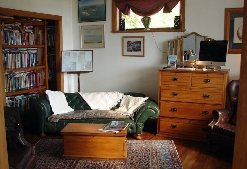 Bluff Hill Lighthouse B&b