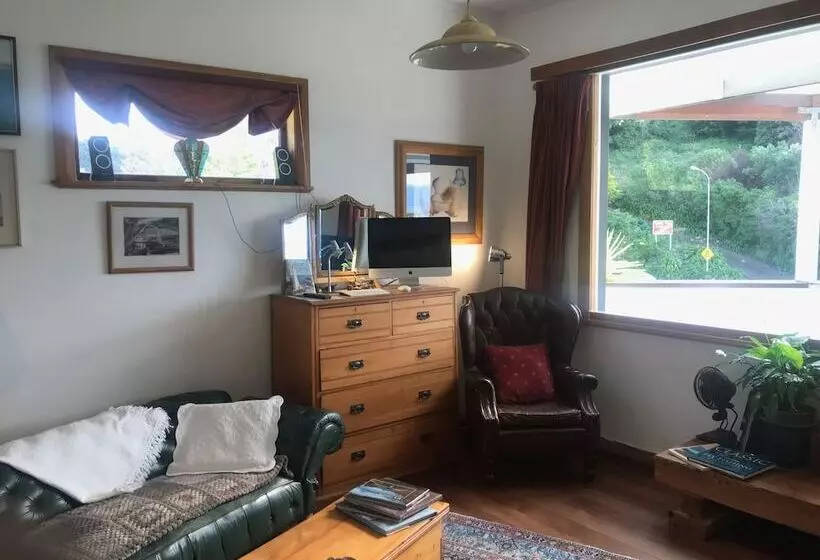 Bluff Hill Lighthouse B&b