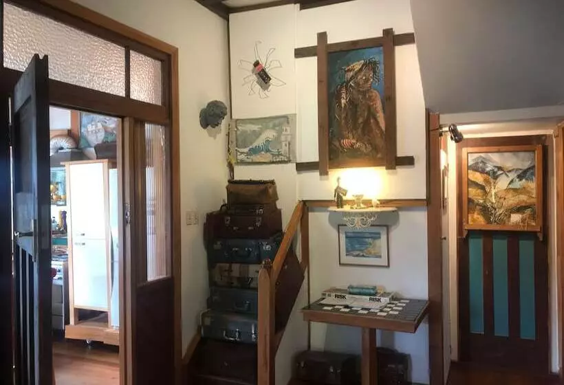 Bluff Hill Lighthouse B&b