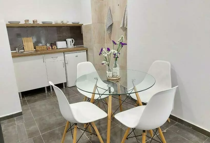 Gloria Host House