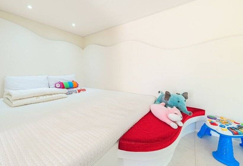 Gyeongju Jullietapoolvilla&kidspension