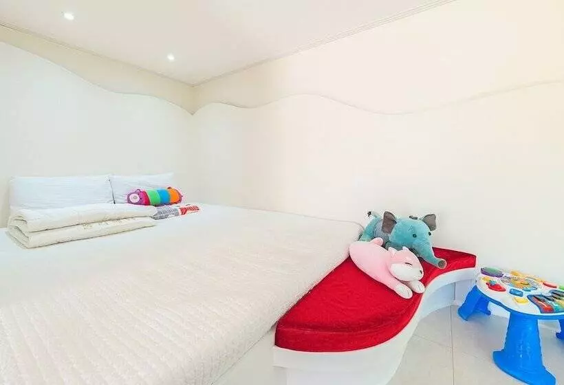 Gyeongju Jullietapoolvilla&kidspension