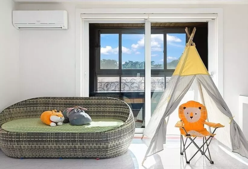 Gyeongju Jullietapoolvilla&kidspension