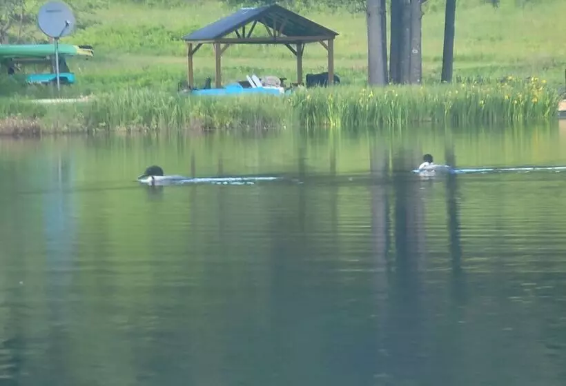 Hotelli Ladd Pond Cabins And Campground, Llc