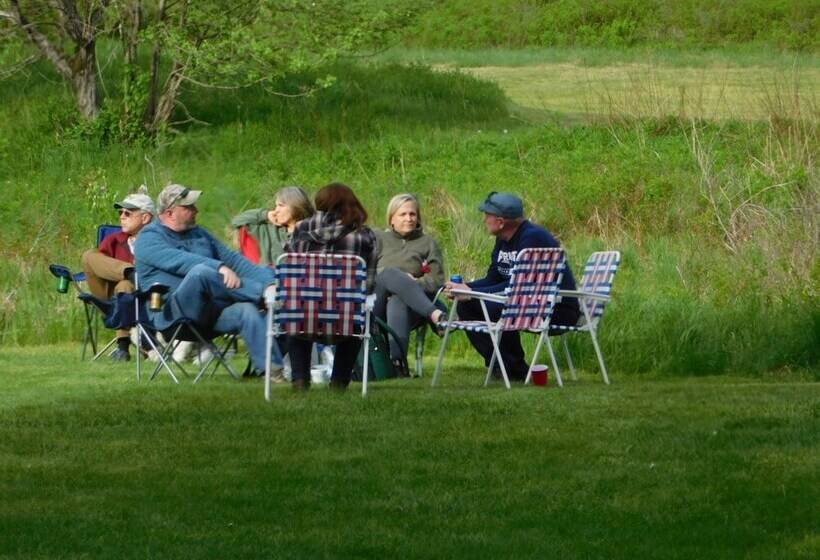 酒店 Ladd Pond Cabins And Campground, Llc