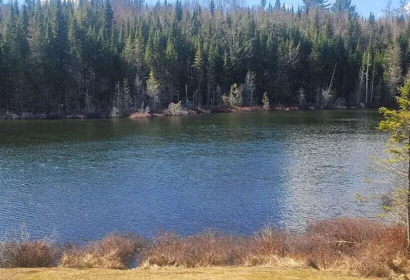 Hotelli Ladd Pond Cabins And Campground, Llc