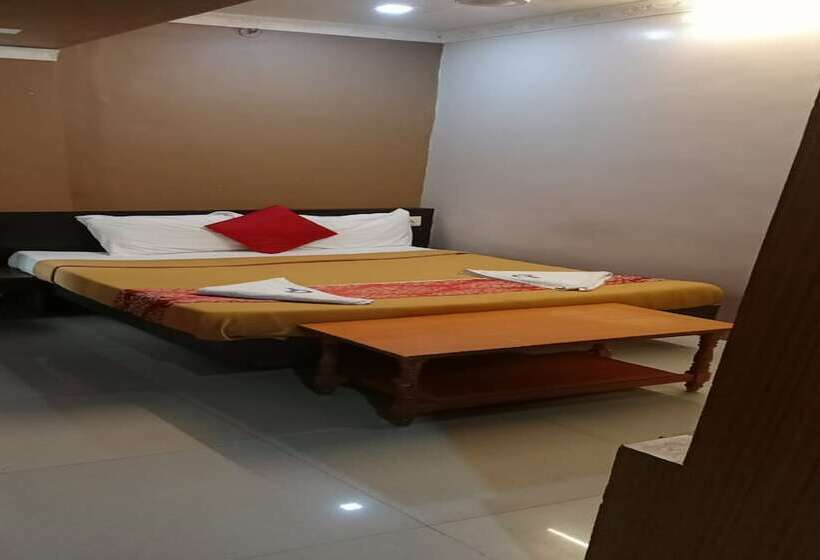 בית מלון כפרי Nadaradjane Residency