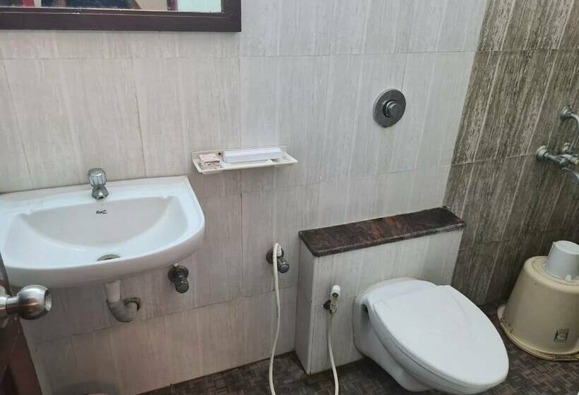 בית מלון כפרי Nadaradjane Residency