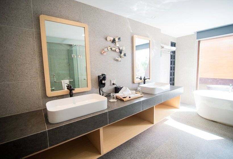 בית מלון כפרי One Of A Kind Resort At Trikora Beach