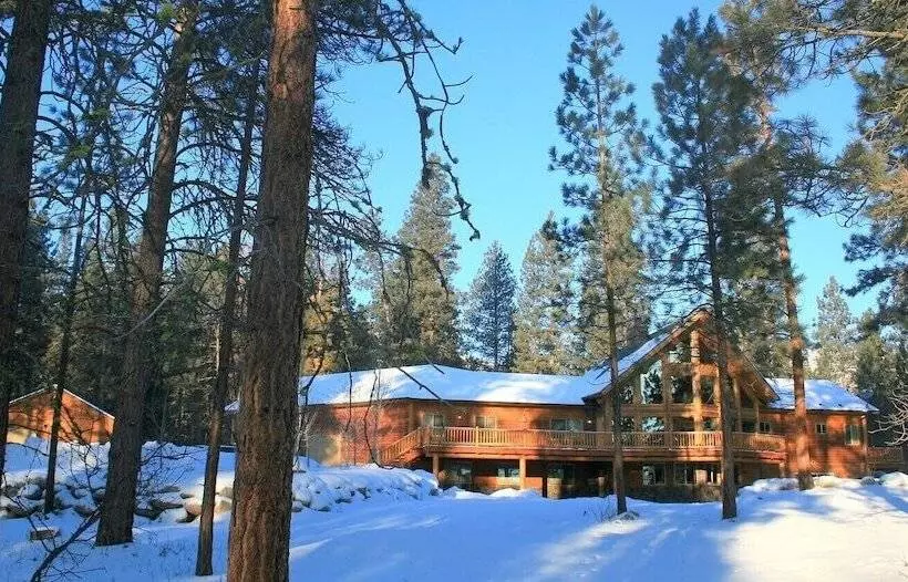 Hotelli Pineview Lodge