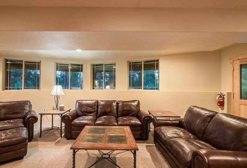 Hotelli Pineview Lodge