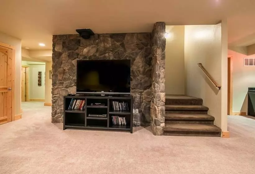 Hotelli Pineview Lodge