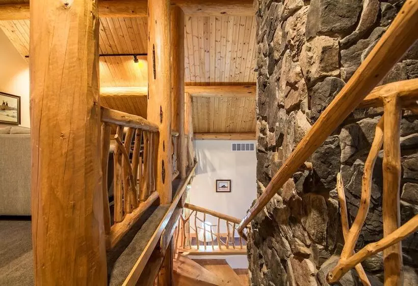 Hotelli Pineview Lodge