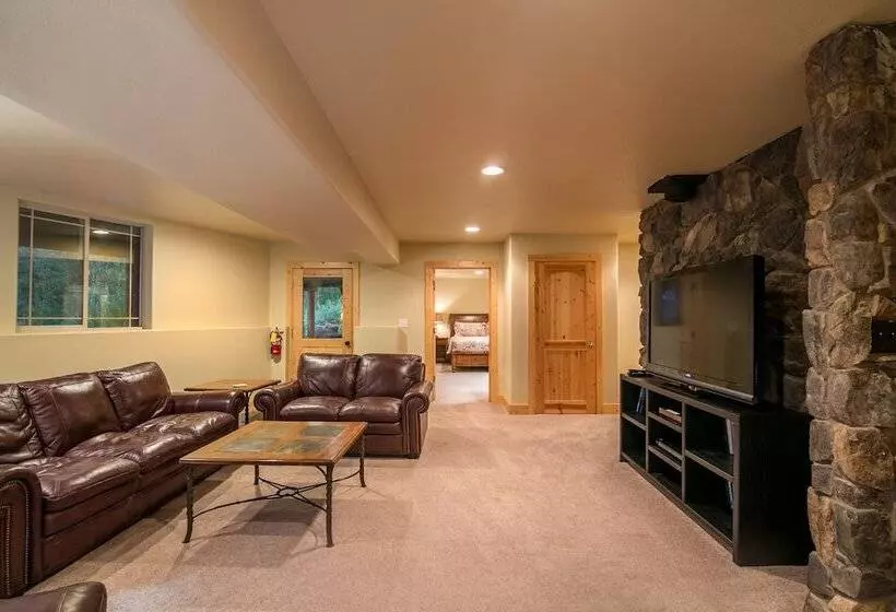 Hotelli Pineview Lodge