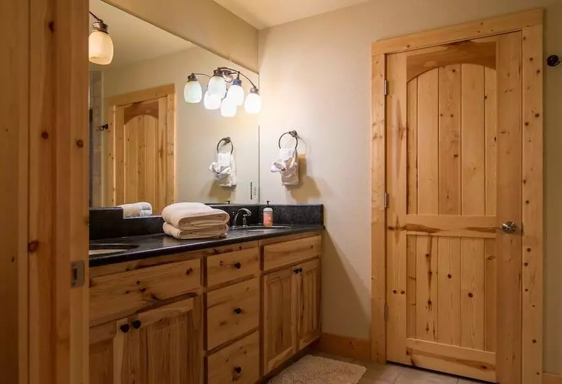 Hotelli Pineview Lodge