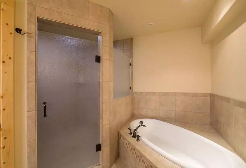 Hotelli Pineview Lodge