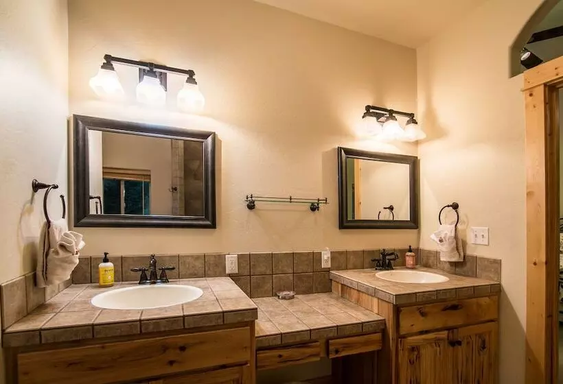 Hotelli Pineview Lodge