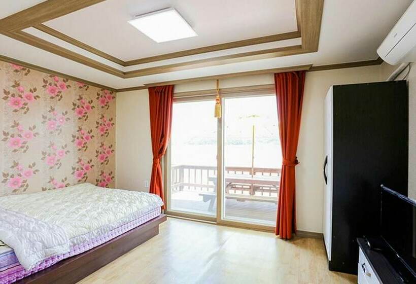 Taean Teuranjageunseong Pension