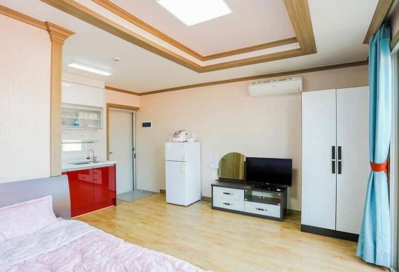 Taean Teuranjageunseong Pension