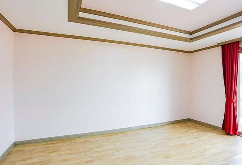 Taean Teuranjageunseong Pension