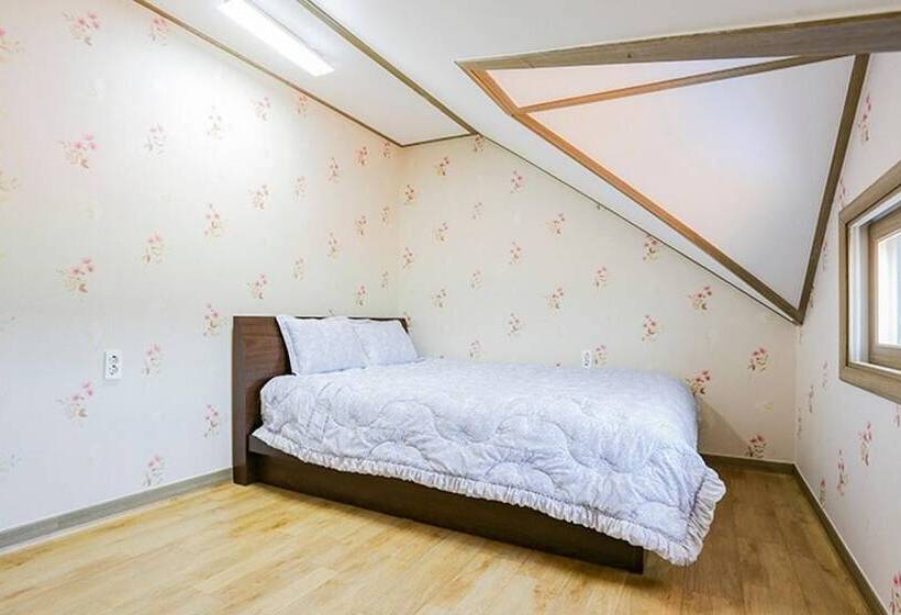 Taean Teuranjageunseong Pension