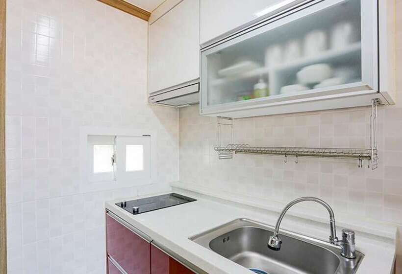 Taean Teuranjageunseong Pension