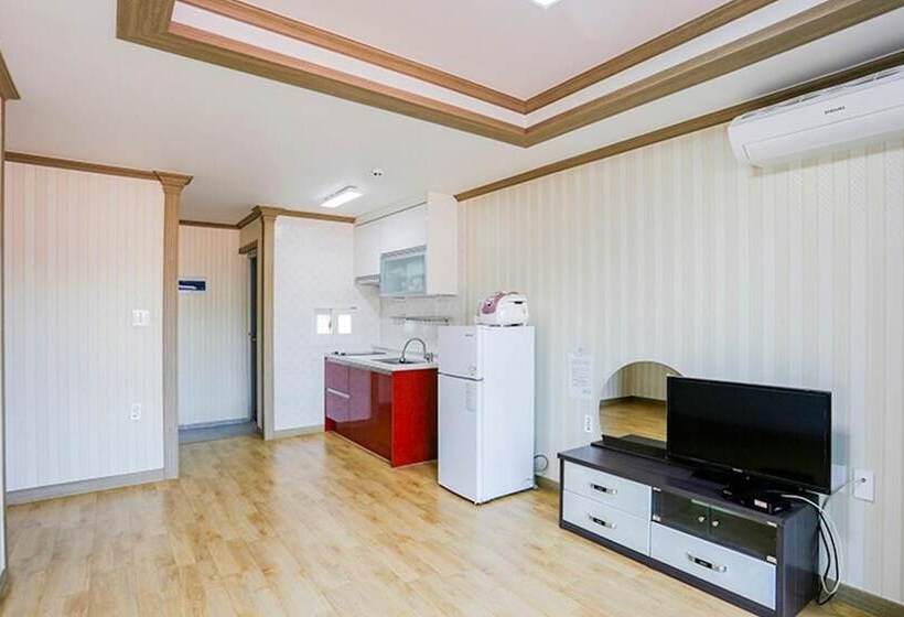 Taean Teuranjageunseong Pension