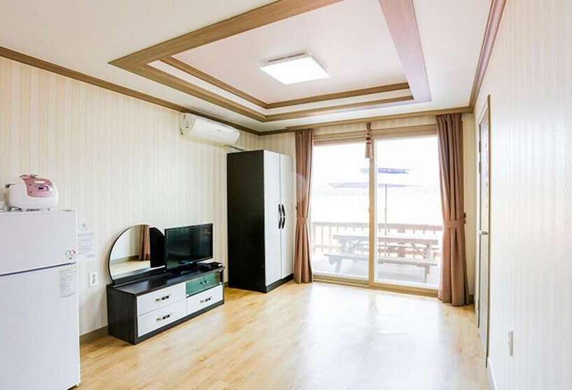 Taean Teuranjageunseong Pension