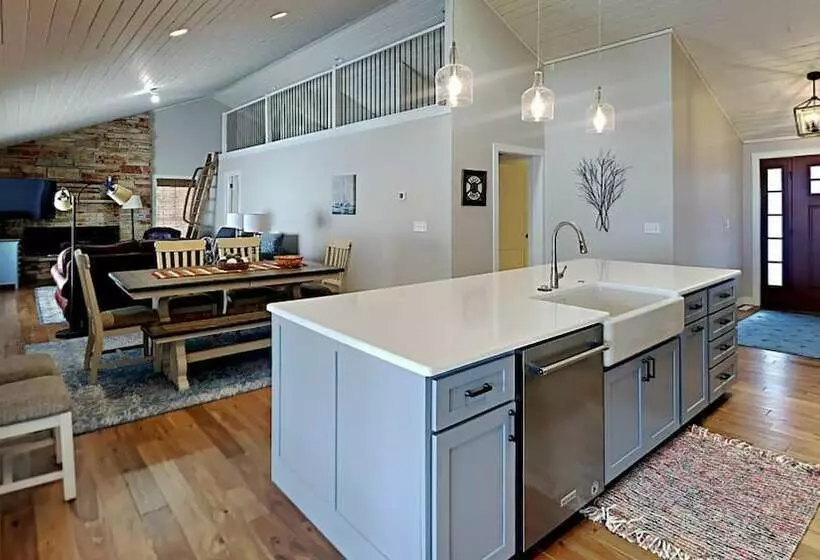 Waters Edge Green Lake