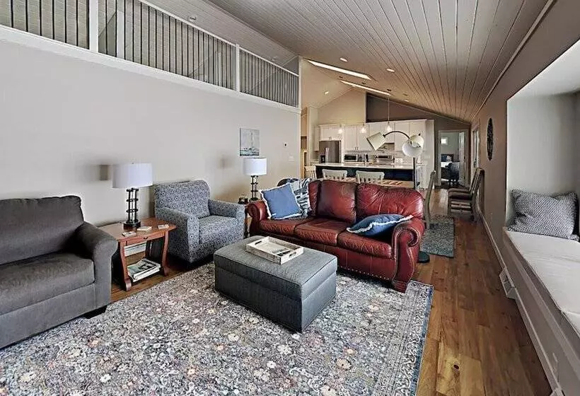 Waters Edge Green Lake