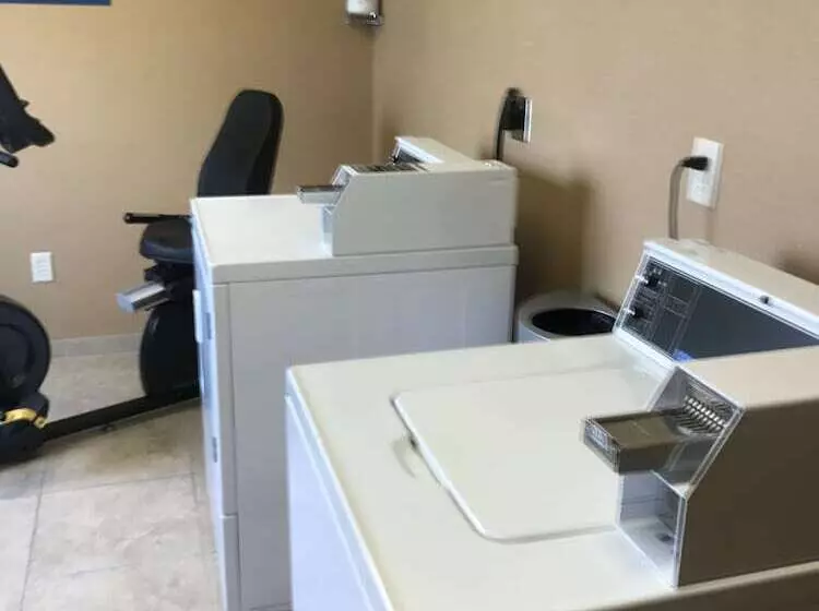 Cobblestone Hotel & Suites Charlestown