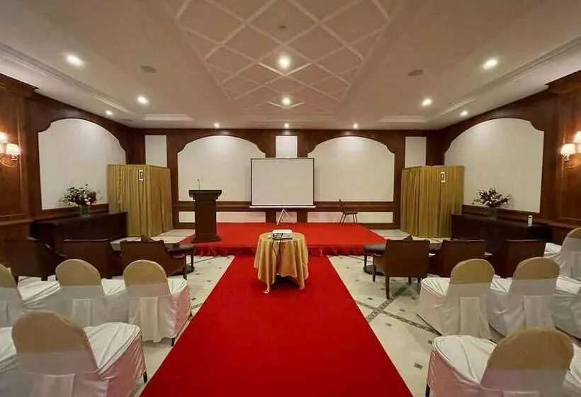 Hotelli Montrose Golf Resort & Spa