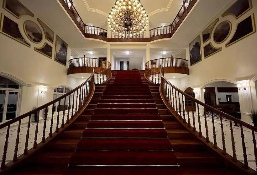 Hotelli Montrose Golf Resort & Spa