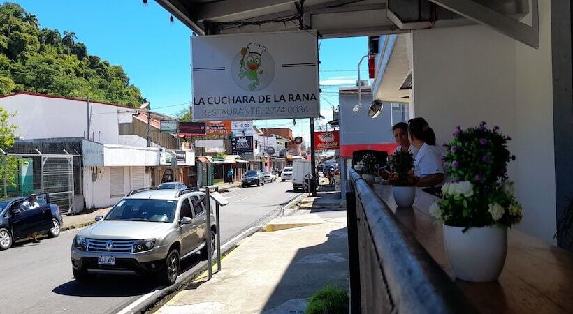 בית מלון כפרי Wide Mouth Frog