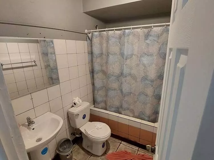 Hotelli Wide Mouth Frog