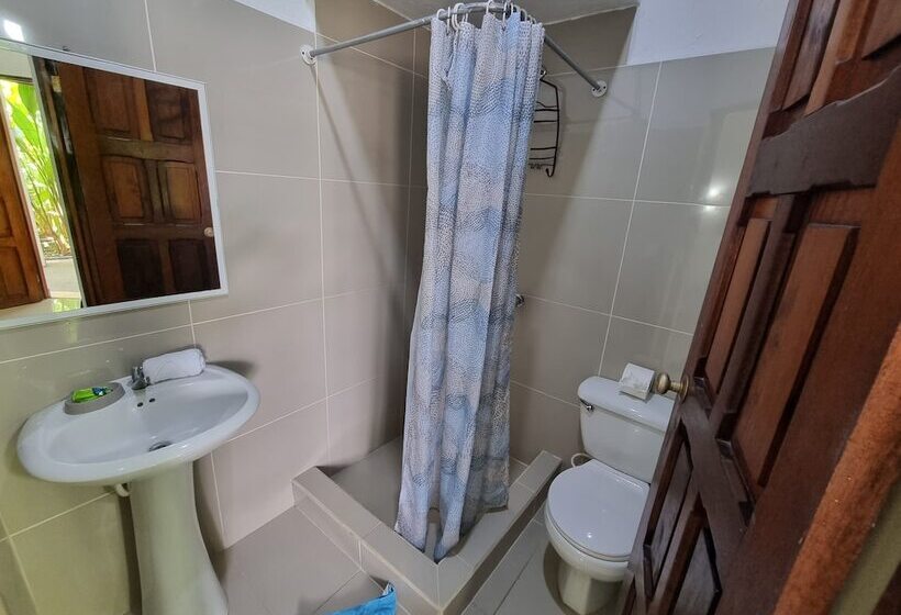 בית מלון כפרי Wide Mouth Frog