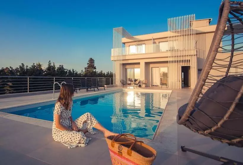 Io Luxury Pool & Hot Tub Suites